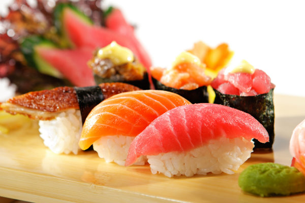 เมนูอาหารญี่ปุ่นยอดฮิต “Sushi” ซึ่งเป็นข้าวญี่ปุ่นที่หุงด้วยน้ำส้มสายชู แล้วนำมาปั้นให้พอดีคำ และมีการแต่งเพิ่มเติมรสชาติ 