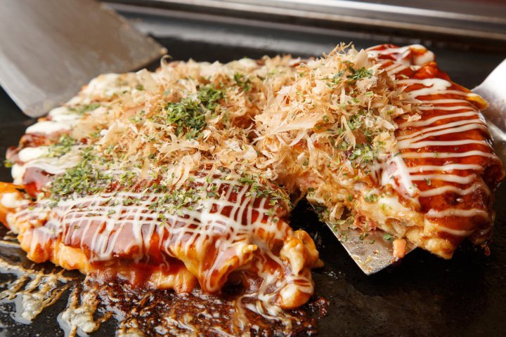 เมนูอาหารญี่ปุ่นยอดฮิต  “Okonomiyaki” เมนูอาหารญี่ปุ่นที่มีรูปร่างหน้าตาคล้ายกับ Pizza