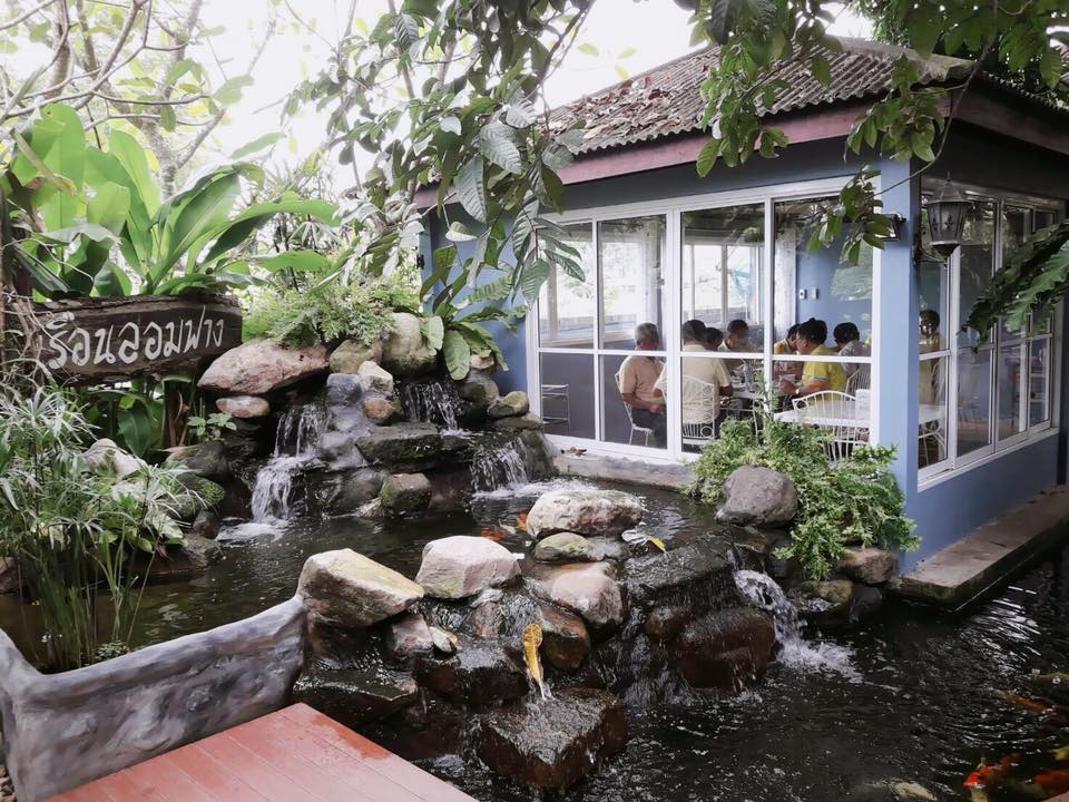 แนะนำร้านอาหาร จ.นครนายก ก็คือ“ร้านอาหารเรือนลอมฟาง” เป็นบ้านหลังใหญ่ที่นำมา Renovate เป็นร้านอาหารไทย