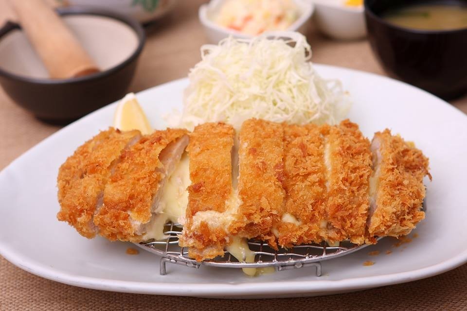 เมนูอาหารญี่ปุ่นยอดฮิต “Tonkatsu” เป็นเมนูอาหารที่นำหมูมาชุบกับแป้ง และเกล็ดขนมปังทอด 