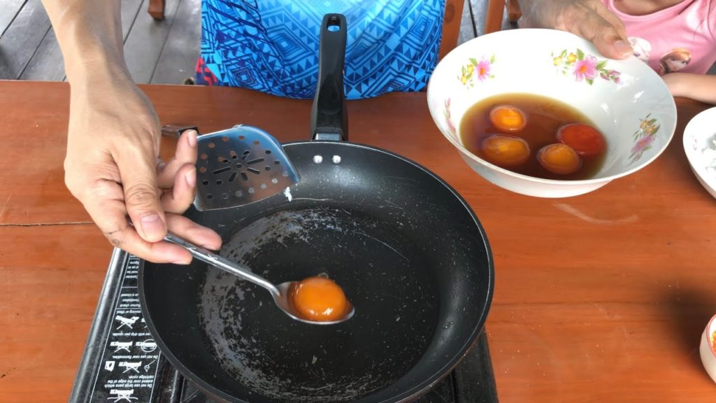 ขั้นตอนการทำ เมนูไข่ดองแบบสุก เมนูแสนอร่อย จะต้องล้างไข่ไก่ให้สะอาดเสียก่อน เพื่อลดความเสี่ยงของเชื้อแบคทีเรีย