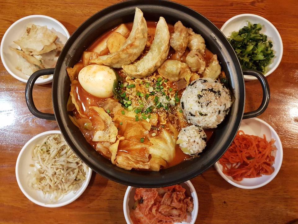 ร้านอาหาร สไตล์เกาหลี “Baanoppa” ที่มีเมนูยอดนิยมที่เหมือนใน Series เกาหลีให้เลือกกันอย่างมากมายไม่ว่าจะเป็น ต๊อกโบกี คิมบับ
