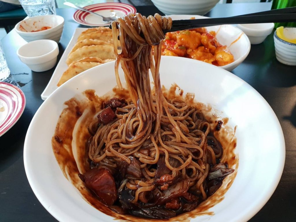 ร้านอาหาร สไตล์เกาหลี “Ja Guem Song” เป็นร้านอาหารเกาหลีต้นตำหรับแท้ ๆที่มีรสชาติเหมือนที่ประเทศเกาหลี