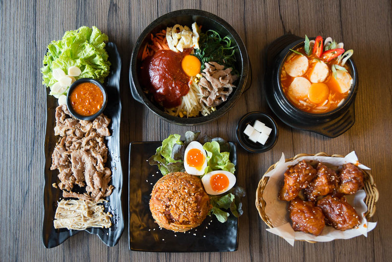 จุดเด่นของ ร้านอาหาร สไตล์เกาหลี “Kimchi Hour”แห่งนี้อยู่ที่ไก่ทอดเกาหลี 