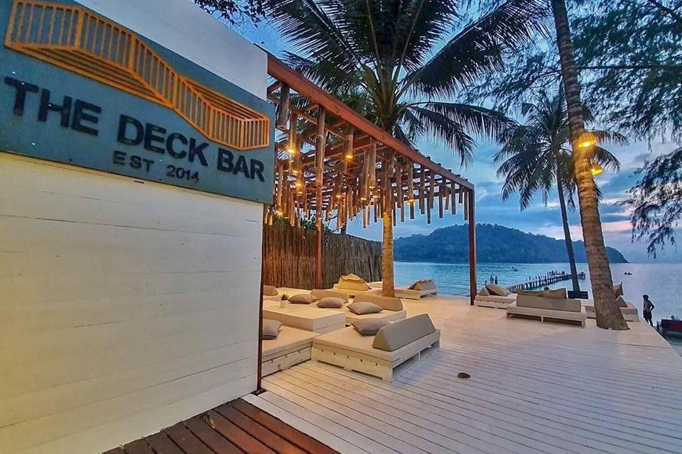 The Deck Bar” ที่เกาะกูด