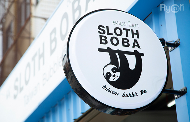 ร้านSloth Boba ที่มีการตกแต่งในโทนสีที่ดูอบอุ่น